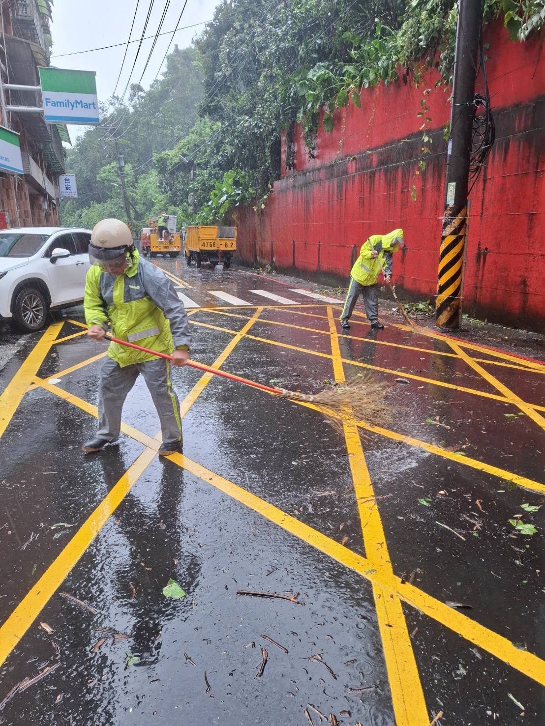 巴威後市容復原！基隆250名清潔隊員、80車次全面清運