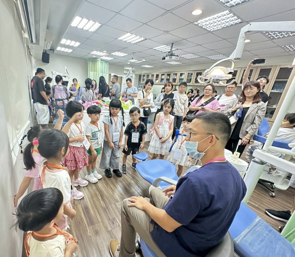 坐診療椅穿小醫師袍　基隆市幼兒牙醫體驗營守護健康萌牙