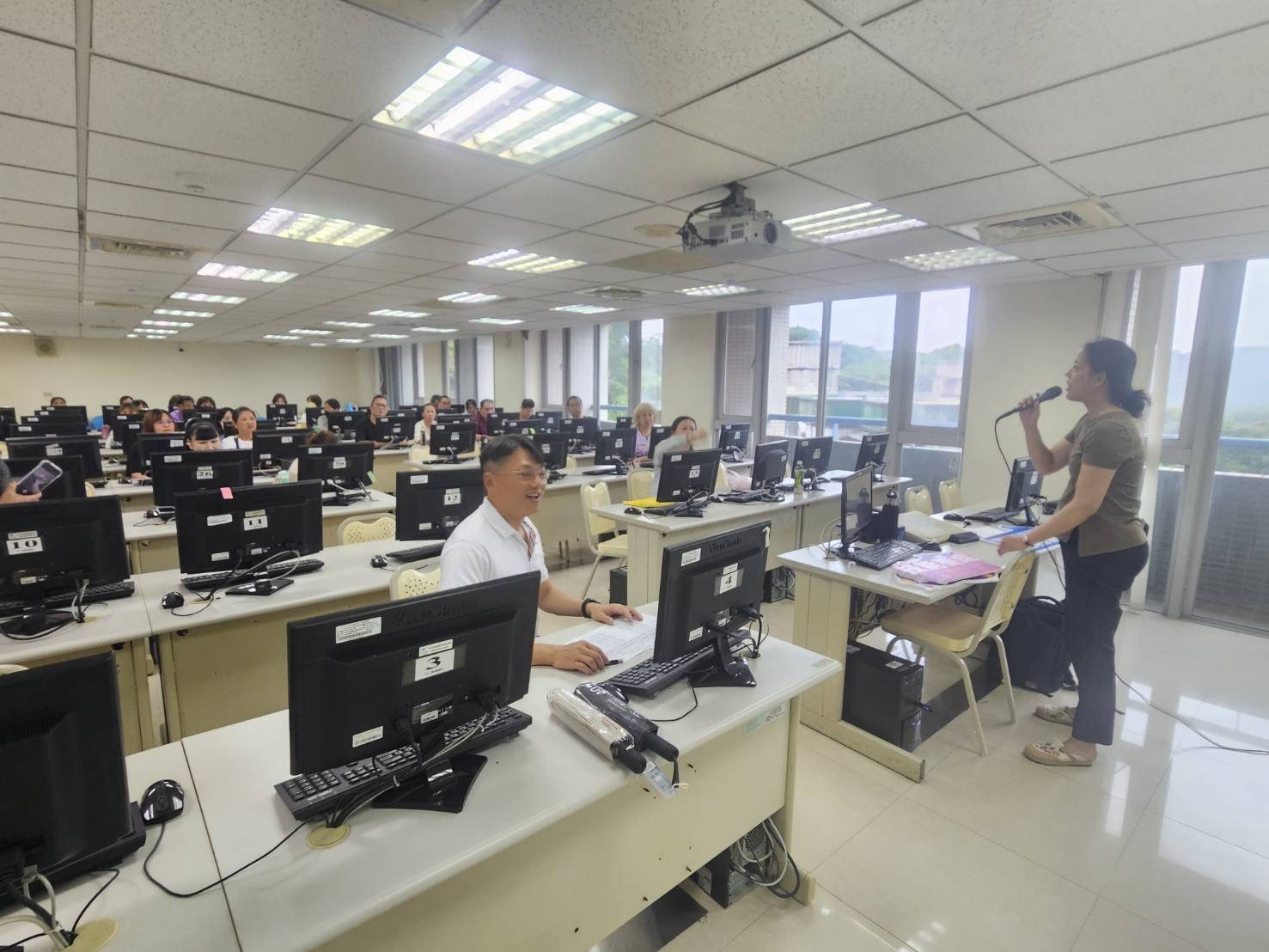 基市府攜手崇右開辦AI數據分析班　助失業者搶攻數位商機