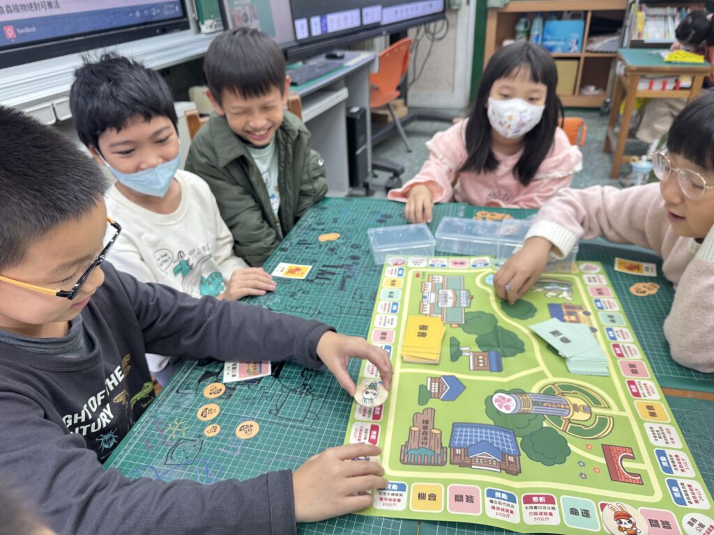 大富翁也能學永續！嘉市推「淨零旅遊來我嘉」教材　寓教於樂守護環境