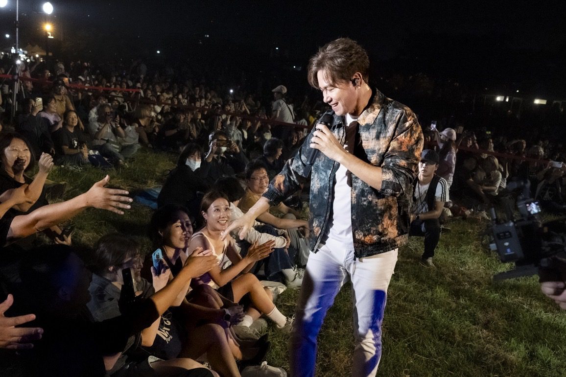台東熱氣球光雕音樂會璀璨登場　李聖傑壓軸引萬人大合唱