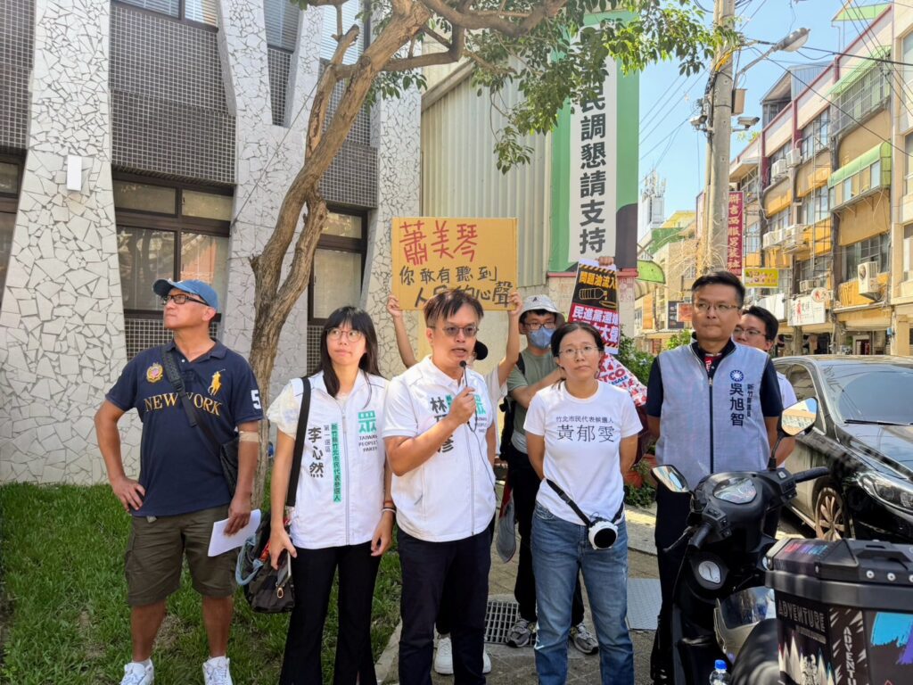 致癌毒油事件延燒　蕭美琴參訪竹北圖書館遭藍白民代抗議