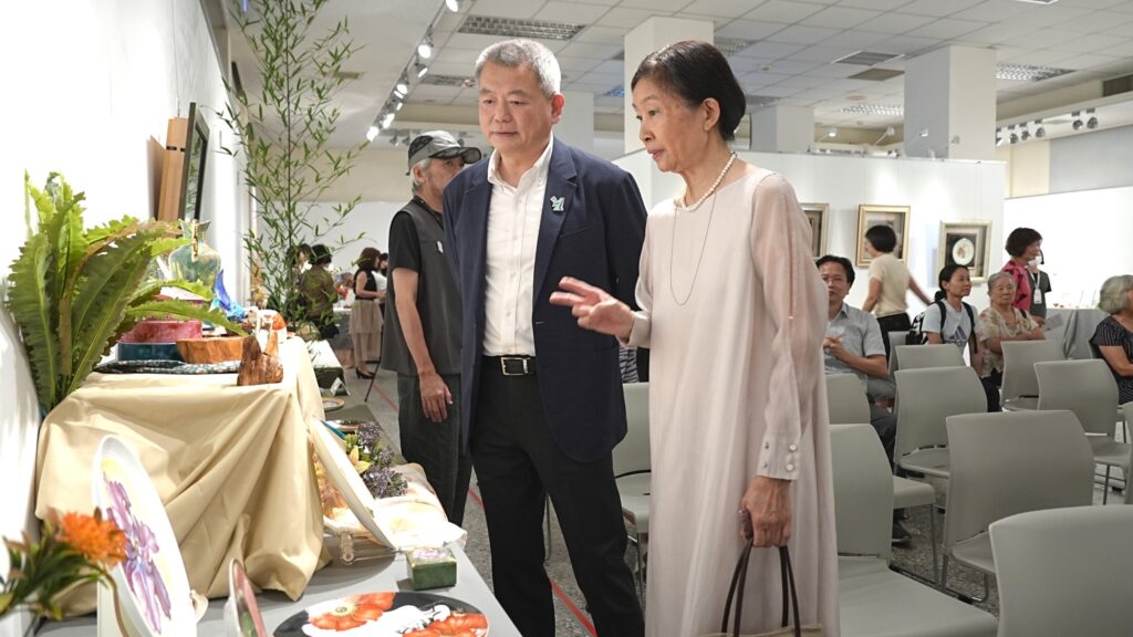 嘉義文創園區「蝶戀花」瓷繪展登場　百件窯火淬鍊之作　林瑞彥邀民眾共賞瓷上風華
