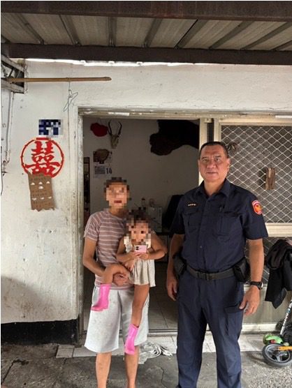 小手指向回家路！仁愛暖警溫柔安撫迷途女童　巧用部落網絡助返家