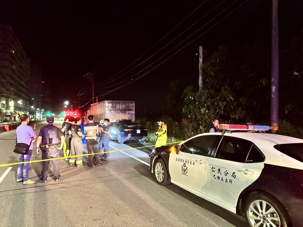 轎車追撞停放路邊砂石車　駕駛受困車內身亡