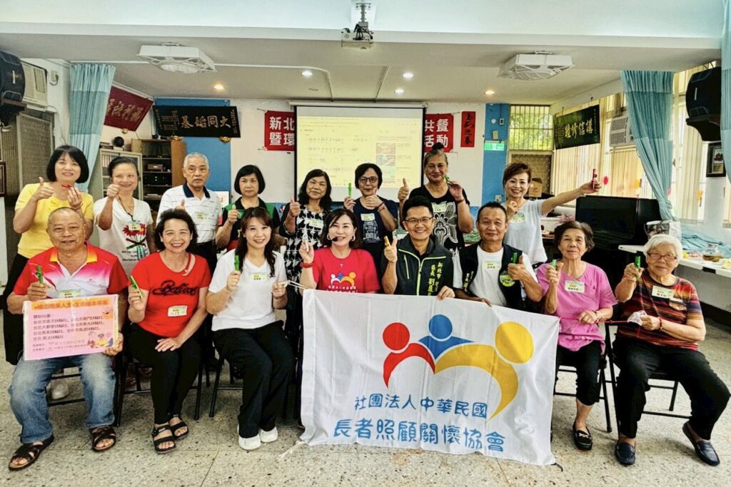 長者照顧關懷協會深入雙溪區帶領長輩創作生命繪本與演奏