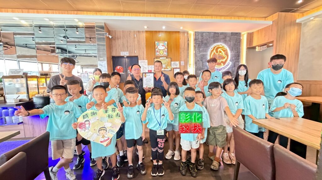 影音/暖心延續第四年  八大家具筆哥招待家扶兒享用排餐