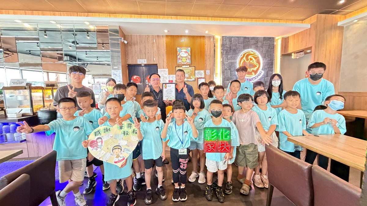 影音/暖心延續第四年  八大家具筆哥招待家扶兒享用排餐