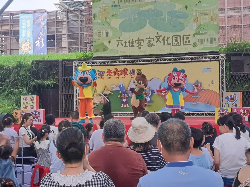 暑假超好玩 HAKKA親子派對 來六堆就對了！ 大獅兄人偶家族、巨型小丑泡泡秀、YOYO家族嗨翻暑假