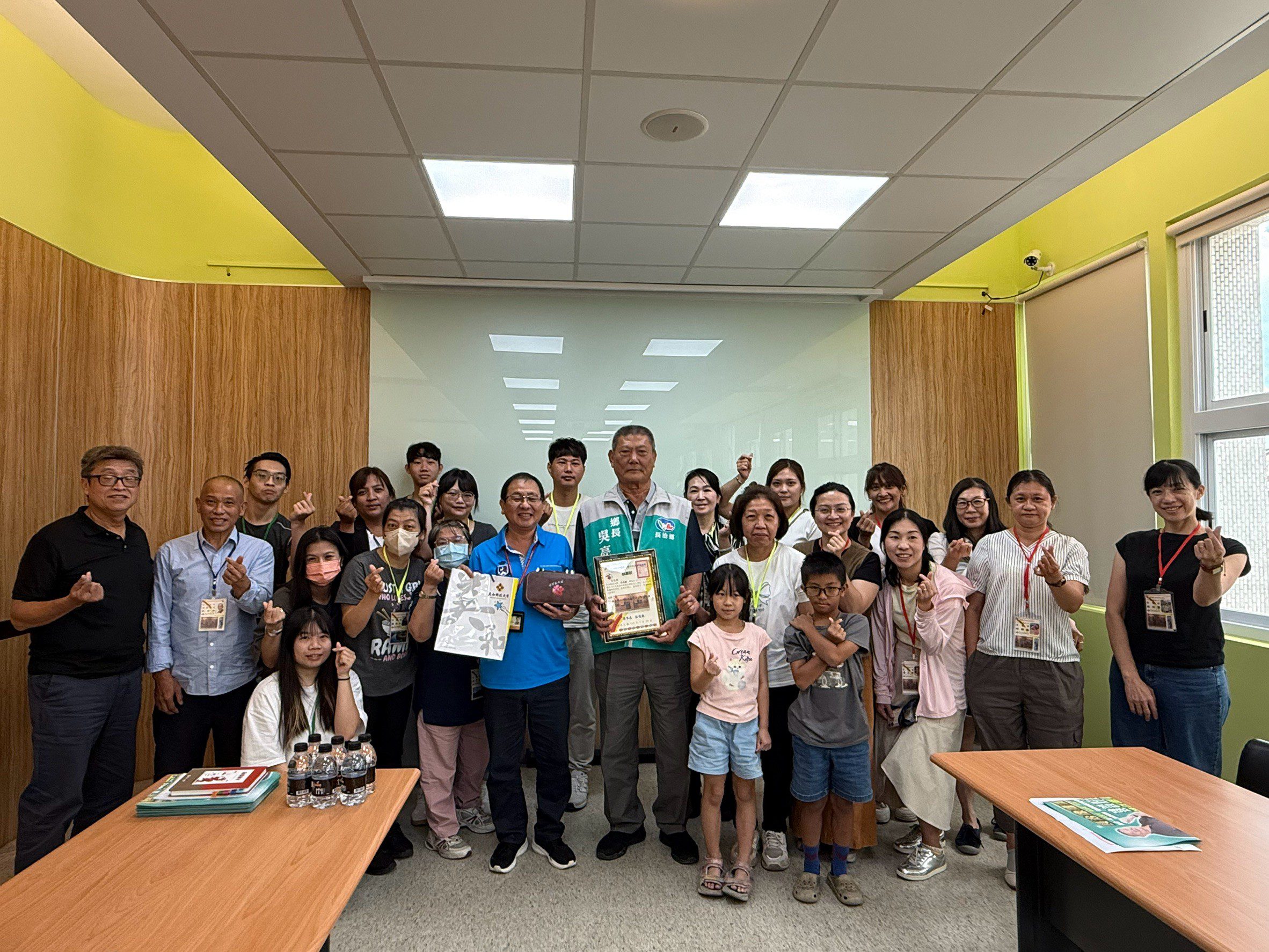 從交通建設到在地照顧　美和科大社工系實習生與長治鄉鄉長暢談地方未來
