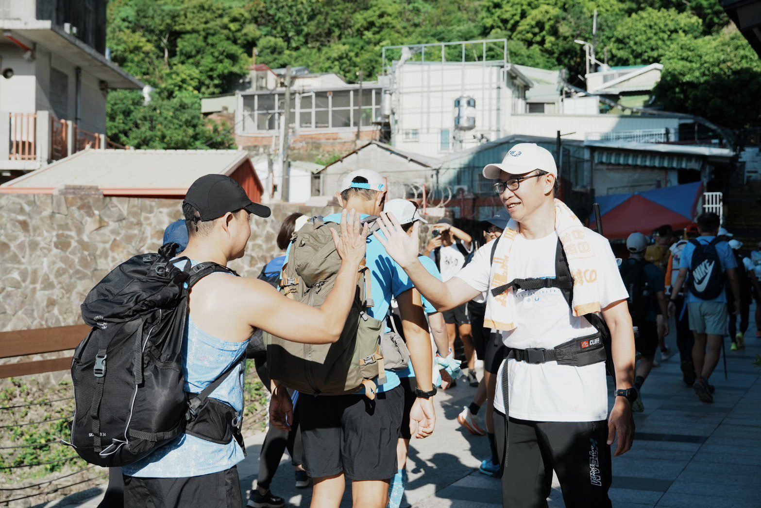 高雄運動觀光跑進柴山 運發局侯尊堯局長與三進盤榕跑者用揹水回饋山林