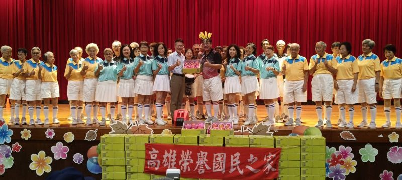 果香飄散高雄榮家　嚴德發主委見證欣高溫情贈芒果暨搞榮家訊