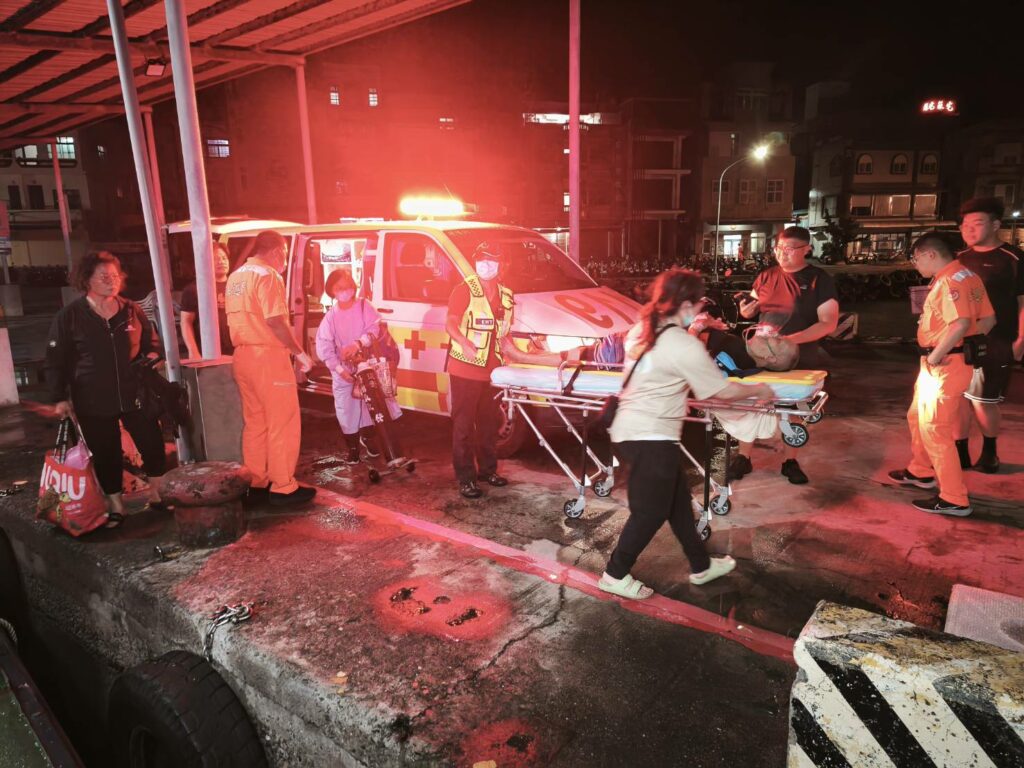 海巡深夜馳援小琉球醫療後送　爭分奪秒護送病患就醫