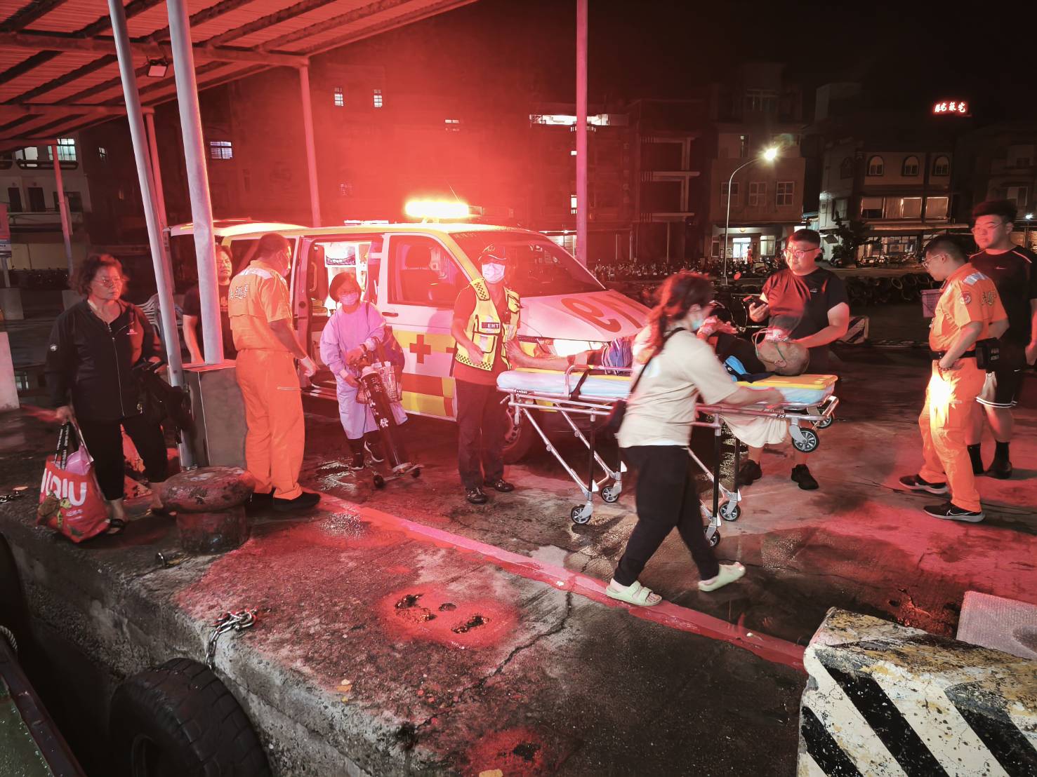 海巡深夜馳援小琉球醫療後送　爭分奪秒護送病患就醫