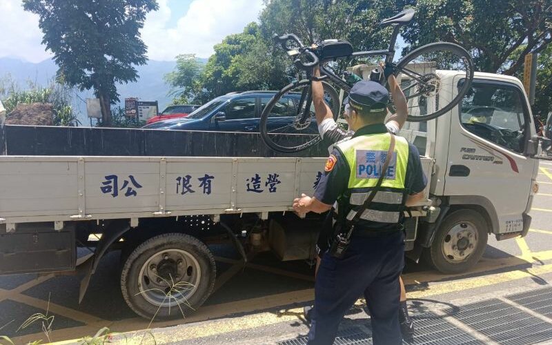 單車騎士山區爆胎　原鄉警聯手熱心村民助返程