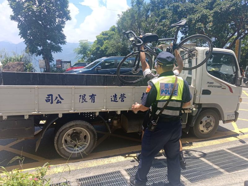 單車騎士山區爆胎　原鄉警聯手熱心村民助返程
