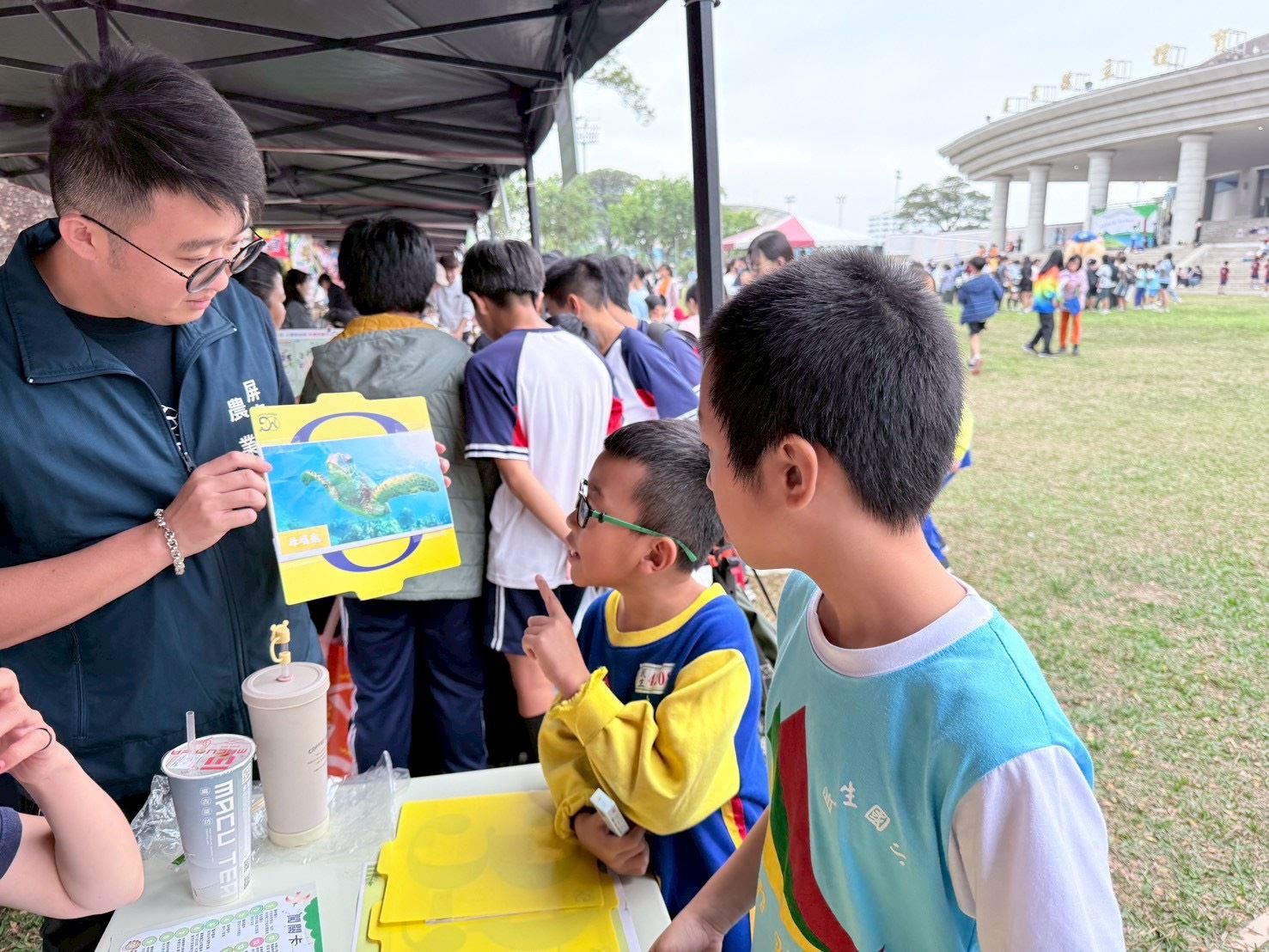 屏縣府呼籲民眾共同守護海龜避免觸法　又有遊客摸海龜遭海巡移送