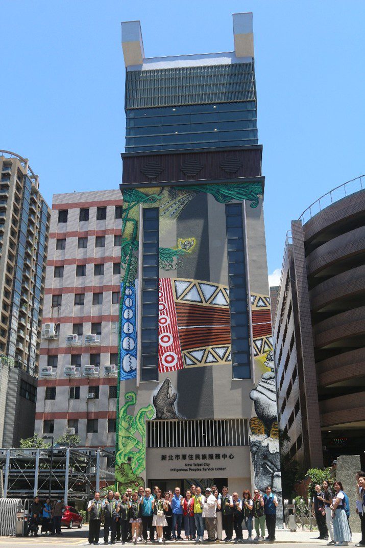 新北原民服務中心整建近完工 侯友宜視察三重據點並開箱特色外牆彩繪