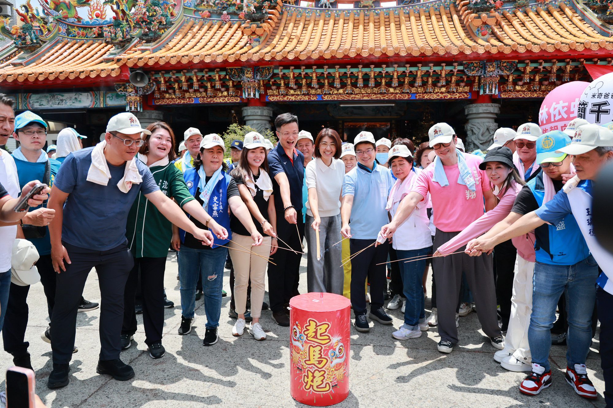 南投指南宮城隍爺聖誕遶境祈安　許縣長點起馬炮祈福