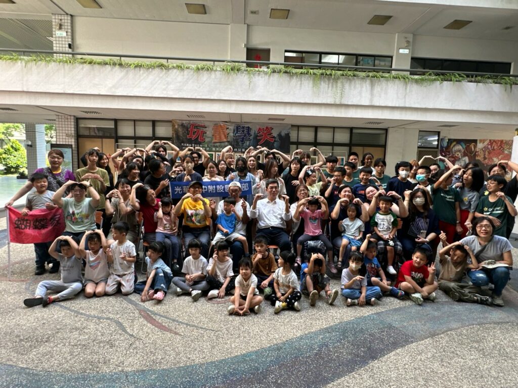 大小手攜手揮灑彩虹–光華高中跨齡跨國界共學「玩畫學笑」畫展溫馨揭幕