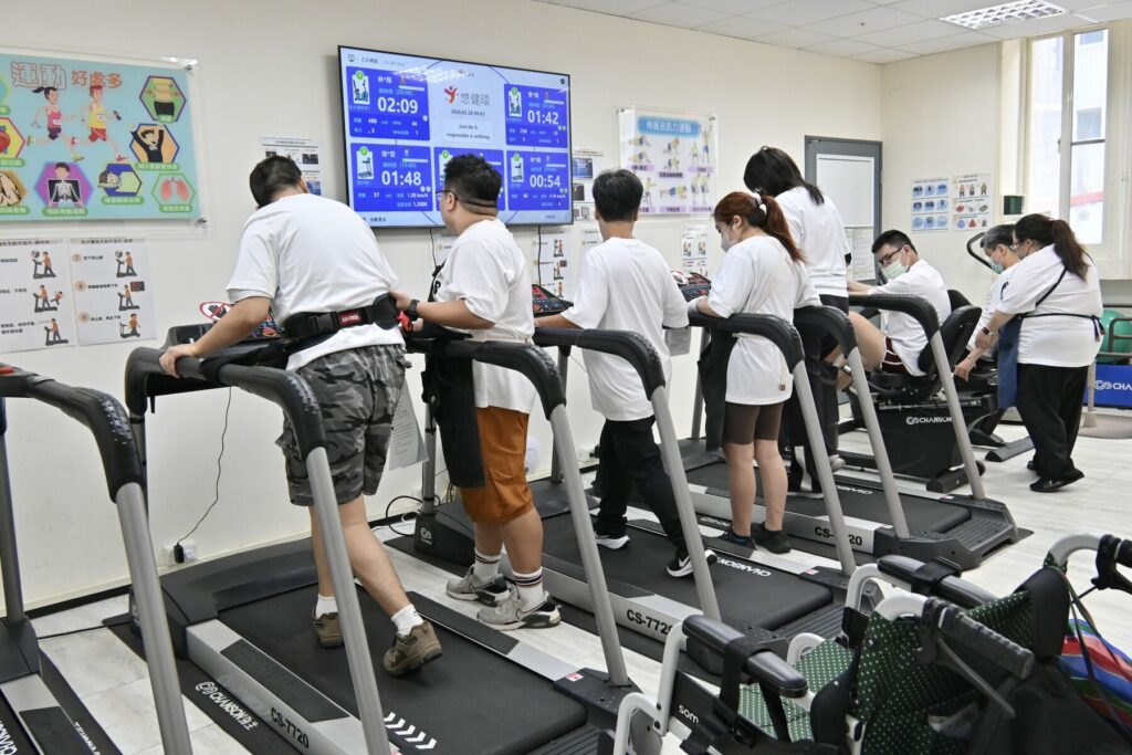 新北三重重新日照中心導入AI智慧運動系統協助身障者延緩身體機能退化