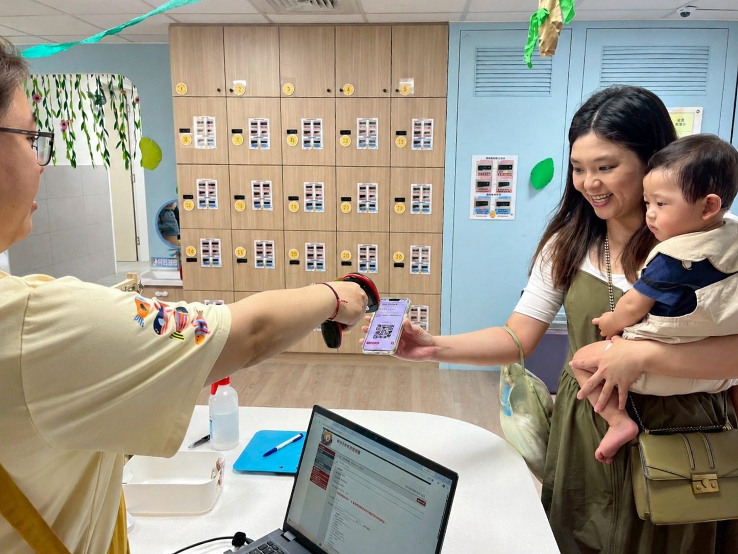 育兒免帶紙本！台中親子館進階智慧化 推出掃碼報到、線上借玩具服務