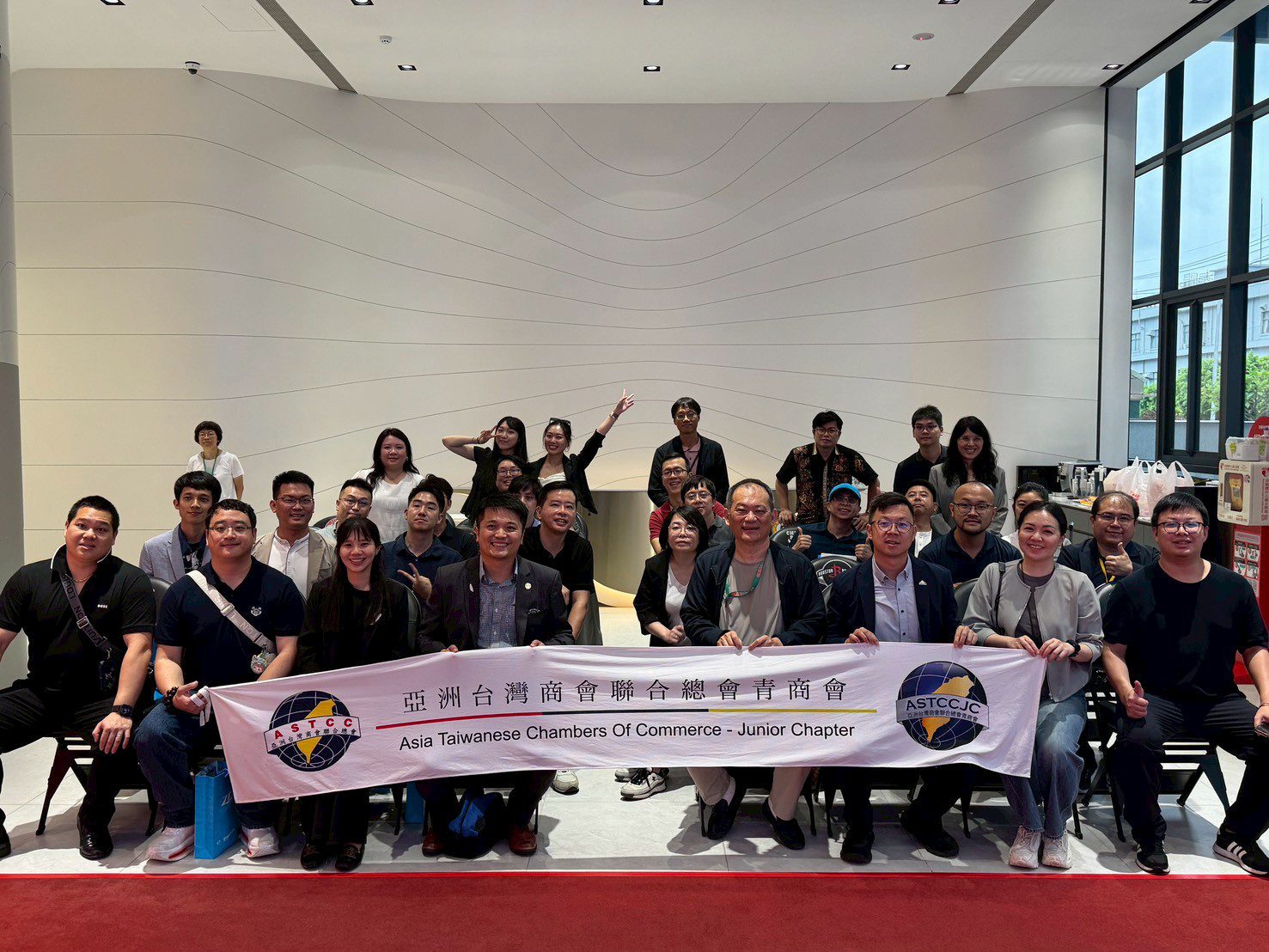 傳統印刷廠變身智慧雲端企業！近50位亞洲台商齊聚台中  見證淨零碳排產線奇蹟