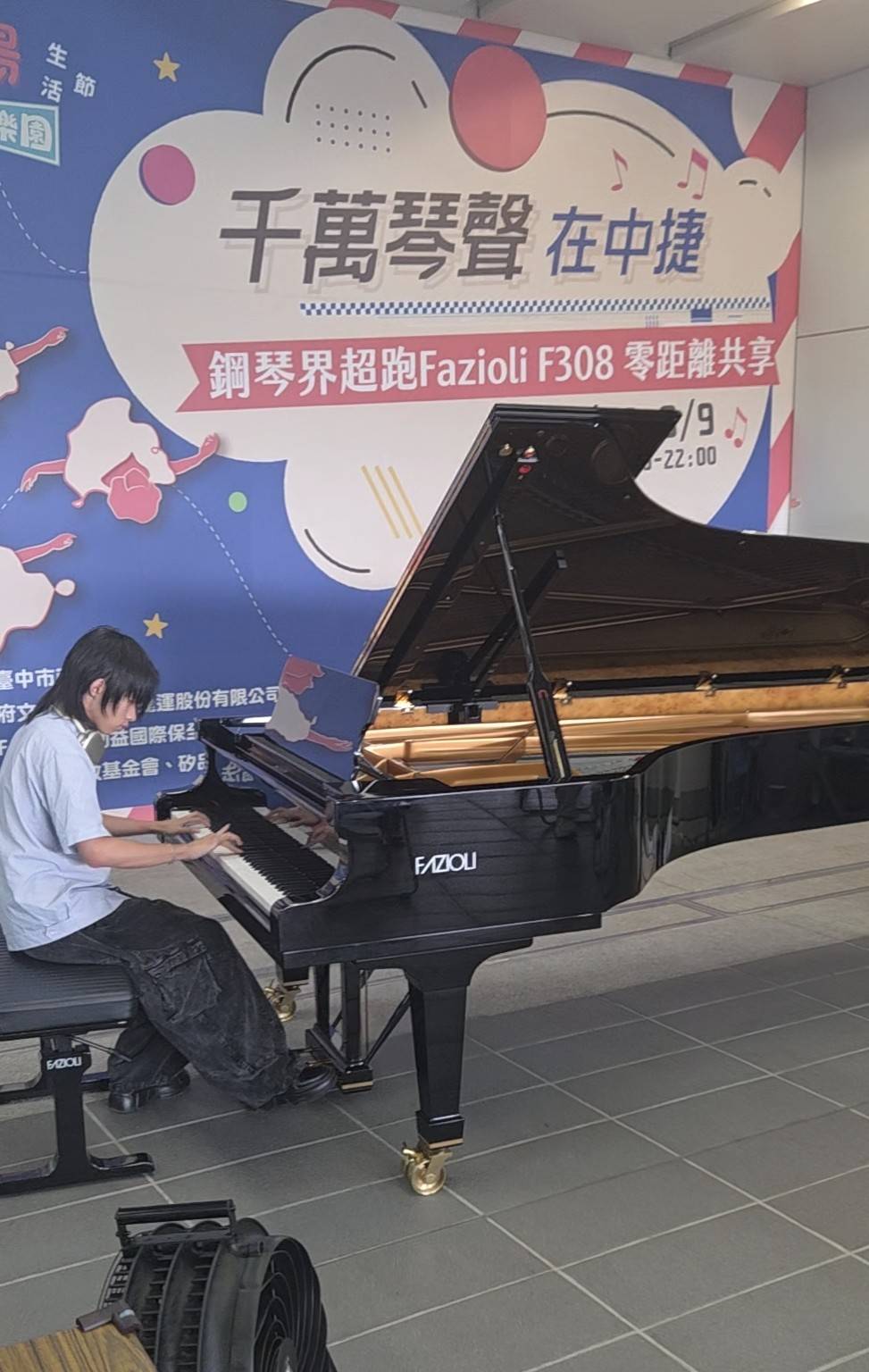 指鋼琴界法拉利降臨捷運站！台中「千萬琴音」掀熱潮  盲人琴師黃裕翔驚喜快閃