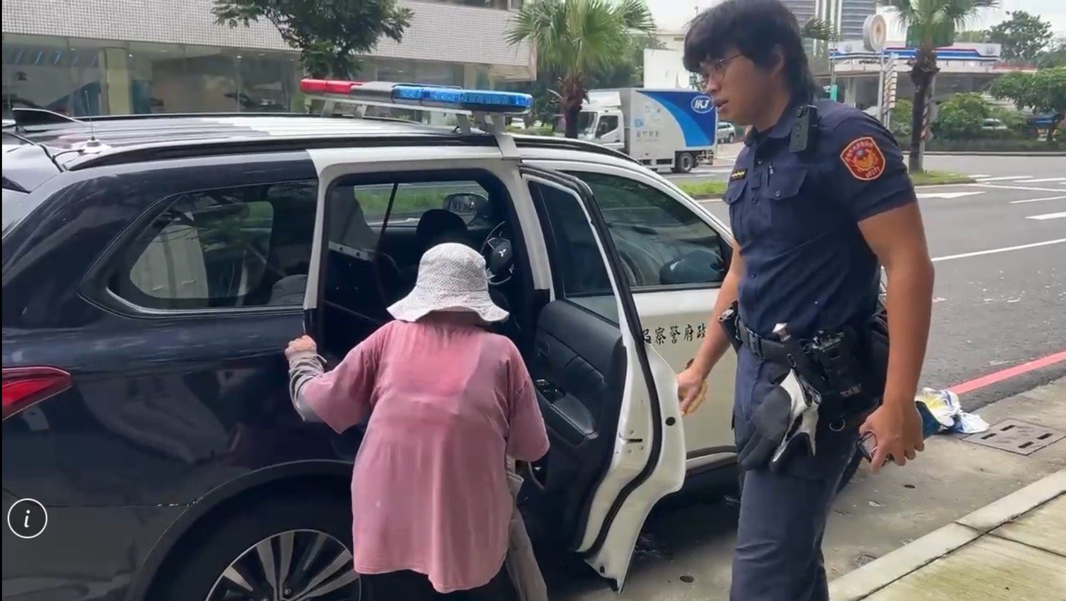 九旬阿嬤下大雨也出門趴趴走　一週迷路兩次前鎮警暖心送返家