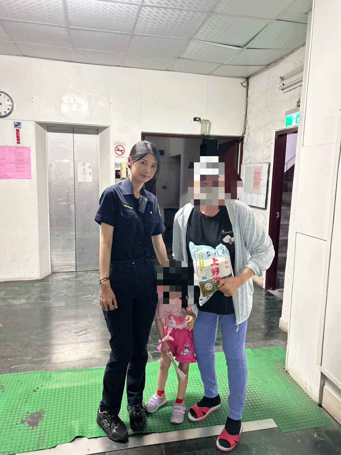 「再苦也要撐起這個家..」　五旬婦獨扛三代生計　一袋白米暖了全家