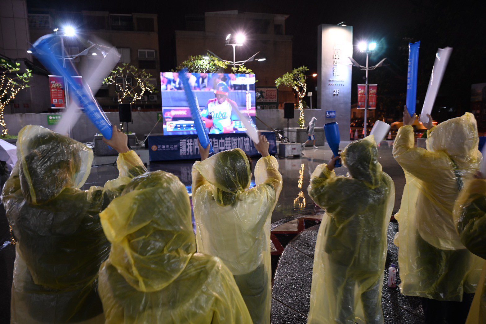 12強棒賽預賽最後一戰  球迷不畏風雨熱情應援