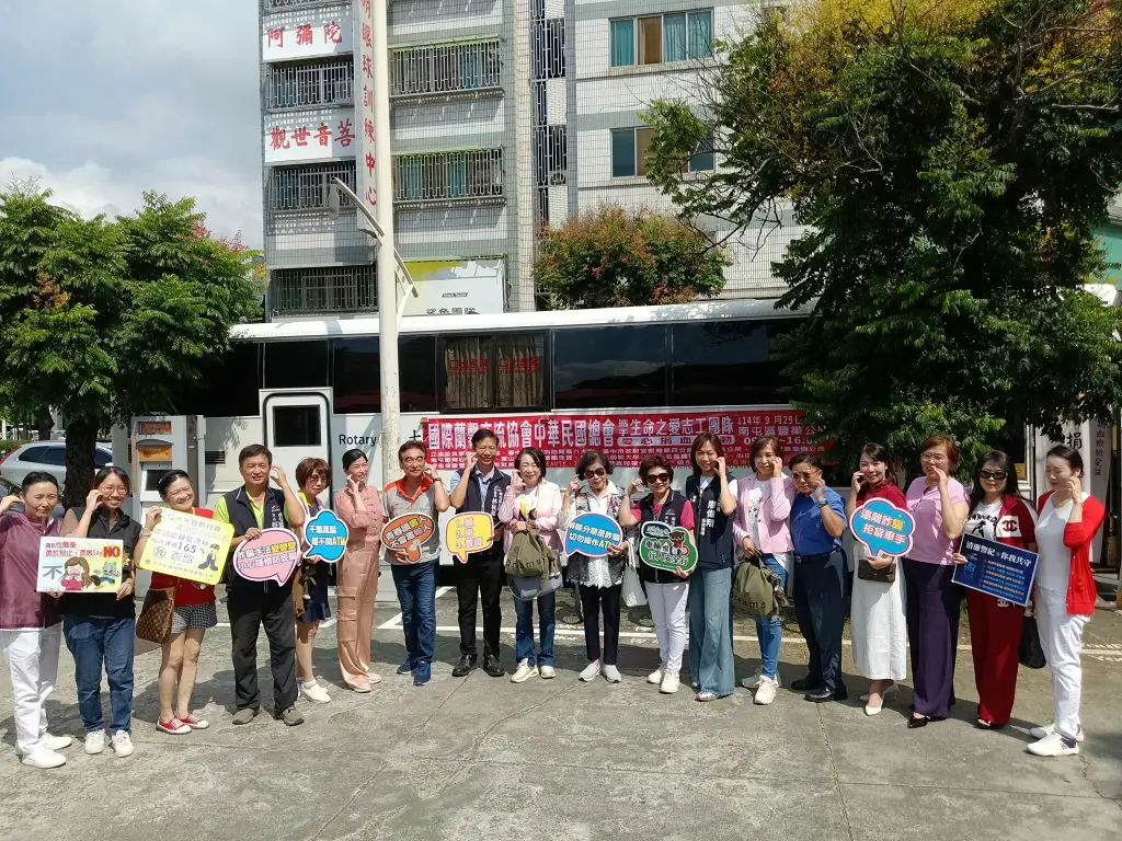捐血護醫療 台中公益活動送禮券熊寶寶 吸引民眾排隊響應