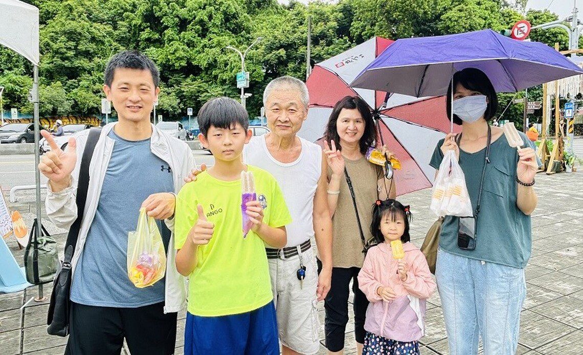 原民市集舞台挑戰贏冰棒　萬山油芒餅乾DIY民眾搶體驗