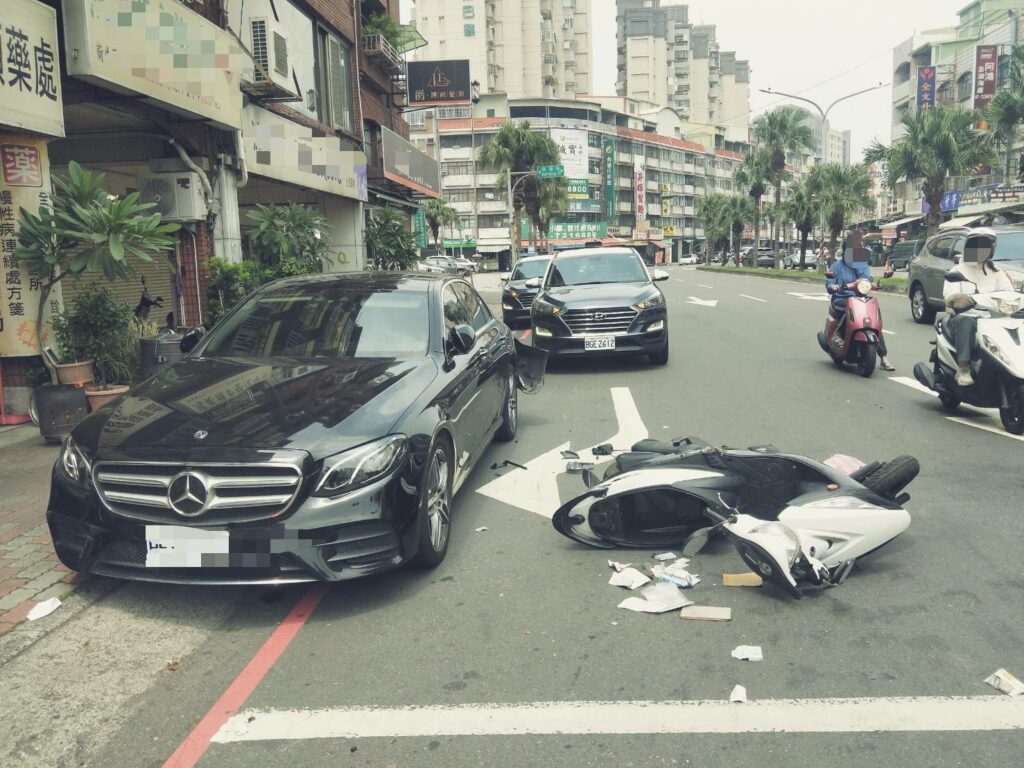 前鎮區永豐路與保泰路口機車騎士騎快自摔　碰撞路邊自小客受傷送醫