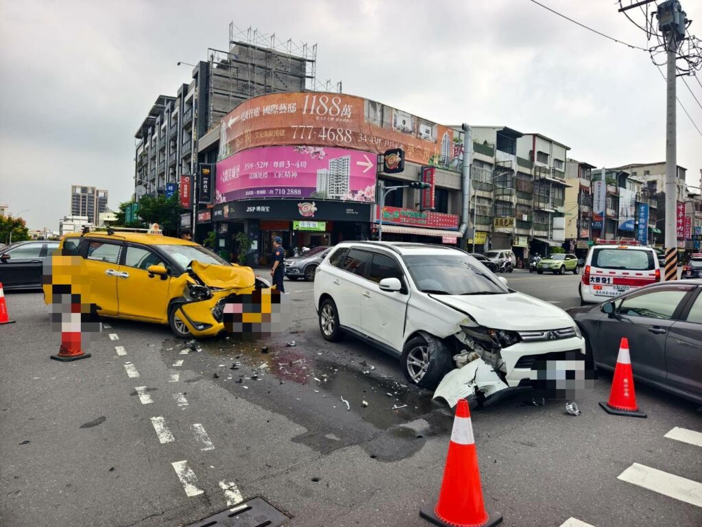 未禮讓直行車，未注意車前狀況　2小客車碰撞4輕傷