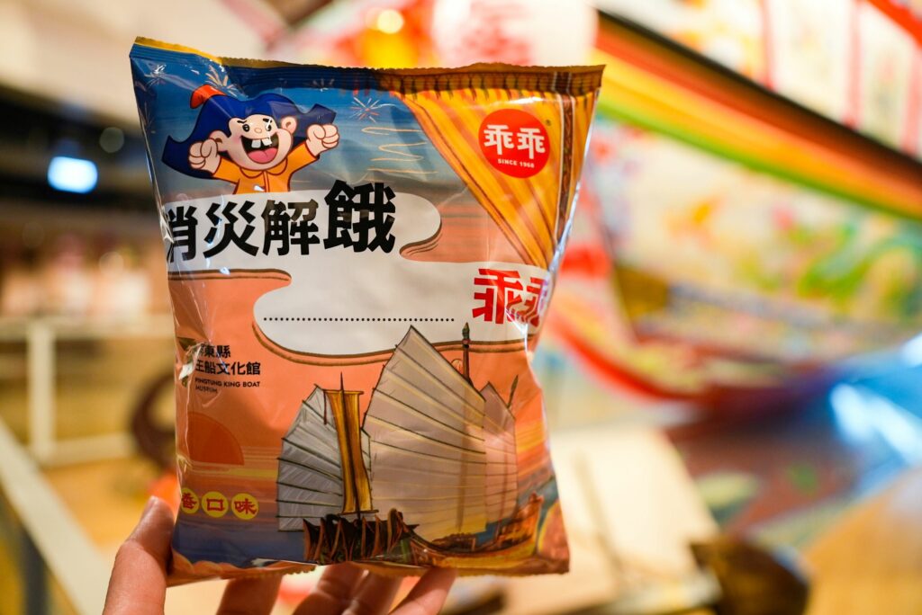 屏縣王船文化館文創伴手禮爆米花熱銷　第二波推出乖乖聯名商品消災解「餓」