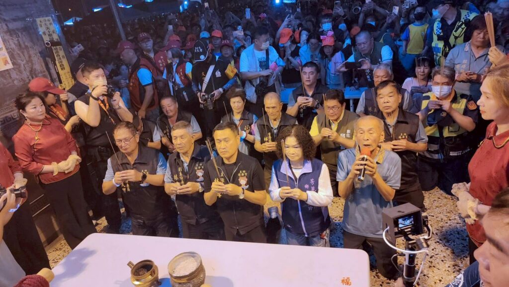 影音/白沙屯媽祖於芳苑鄉福海宮受數萬信徒熱情歡迎