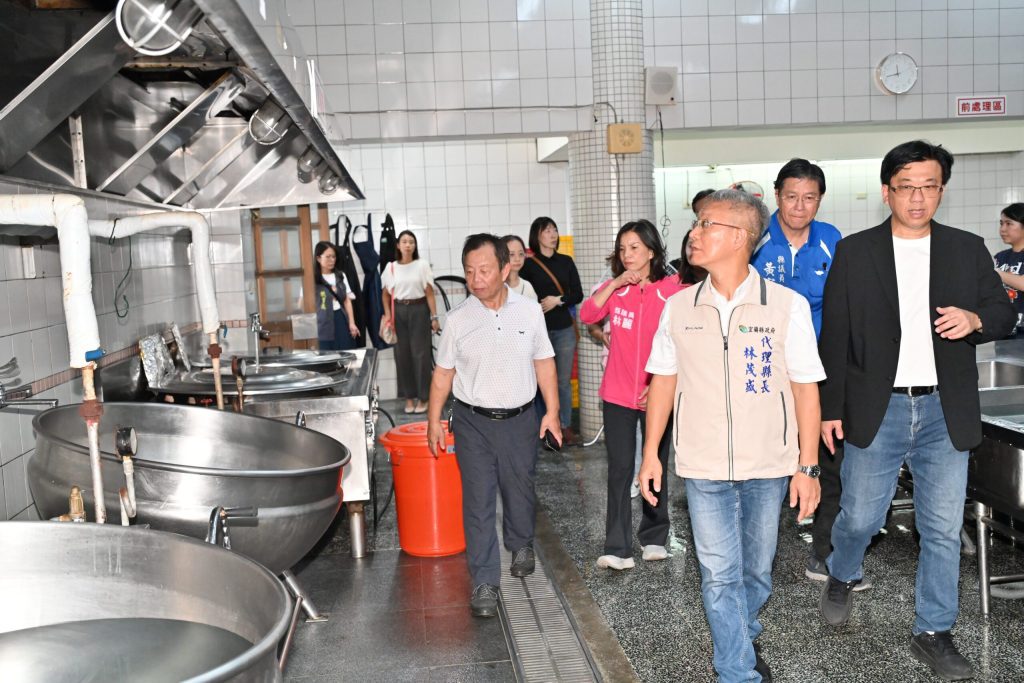 關切營養午餐品質  代理縣長訪視南屏國小集中式廚房
