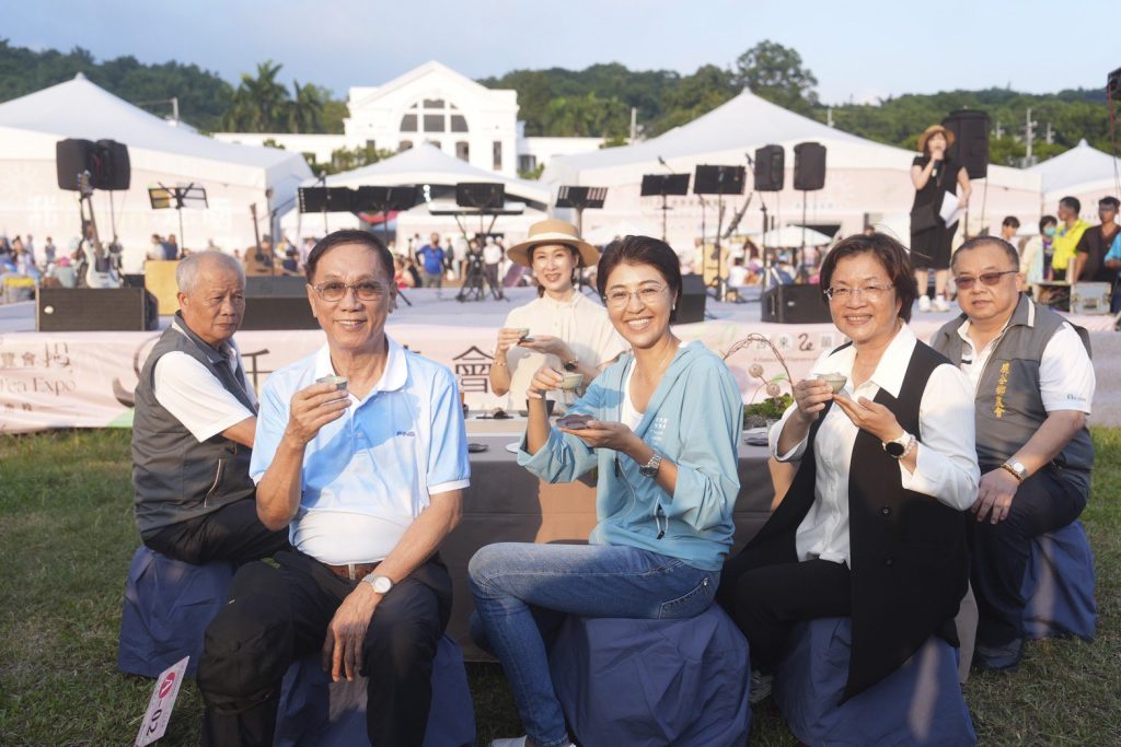 南投茶博人潮湧現　千人茶會盛大登場 熱鬧非凡