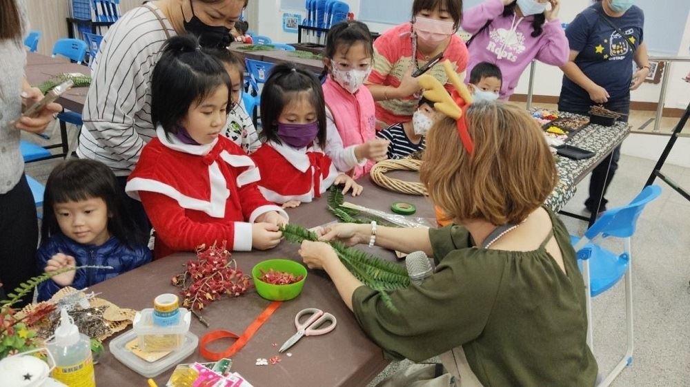 屏東鹽埔社福館歡樂聖誕月　化身充滿聖誕魔法的小天地