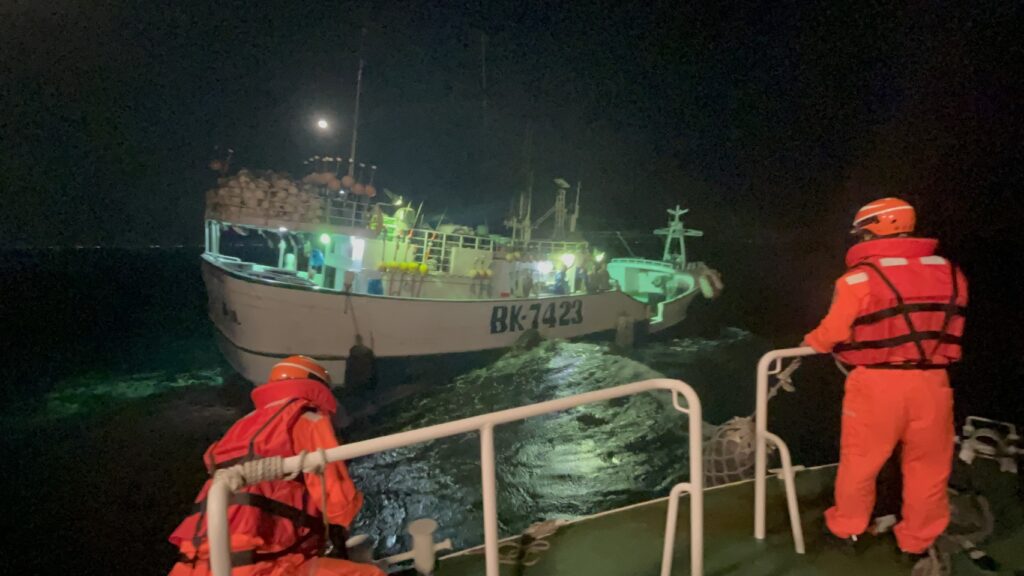 漁工外海作業手指遭魚鉤穿刺傷　臺南海巡即刻救援