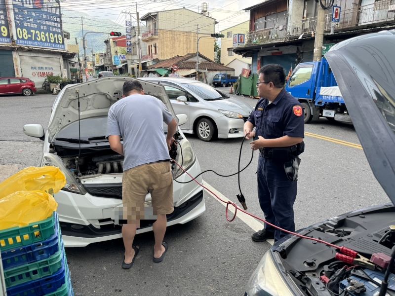 民眾車輛沒電　里警即刻救援