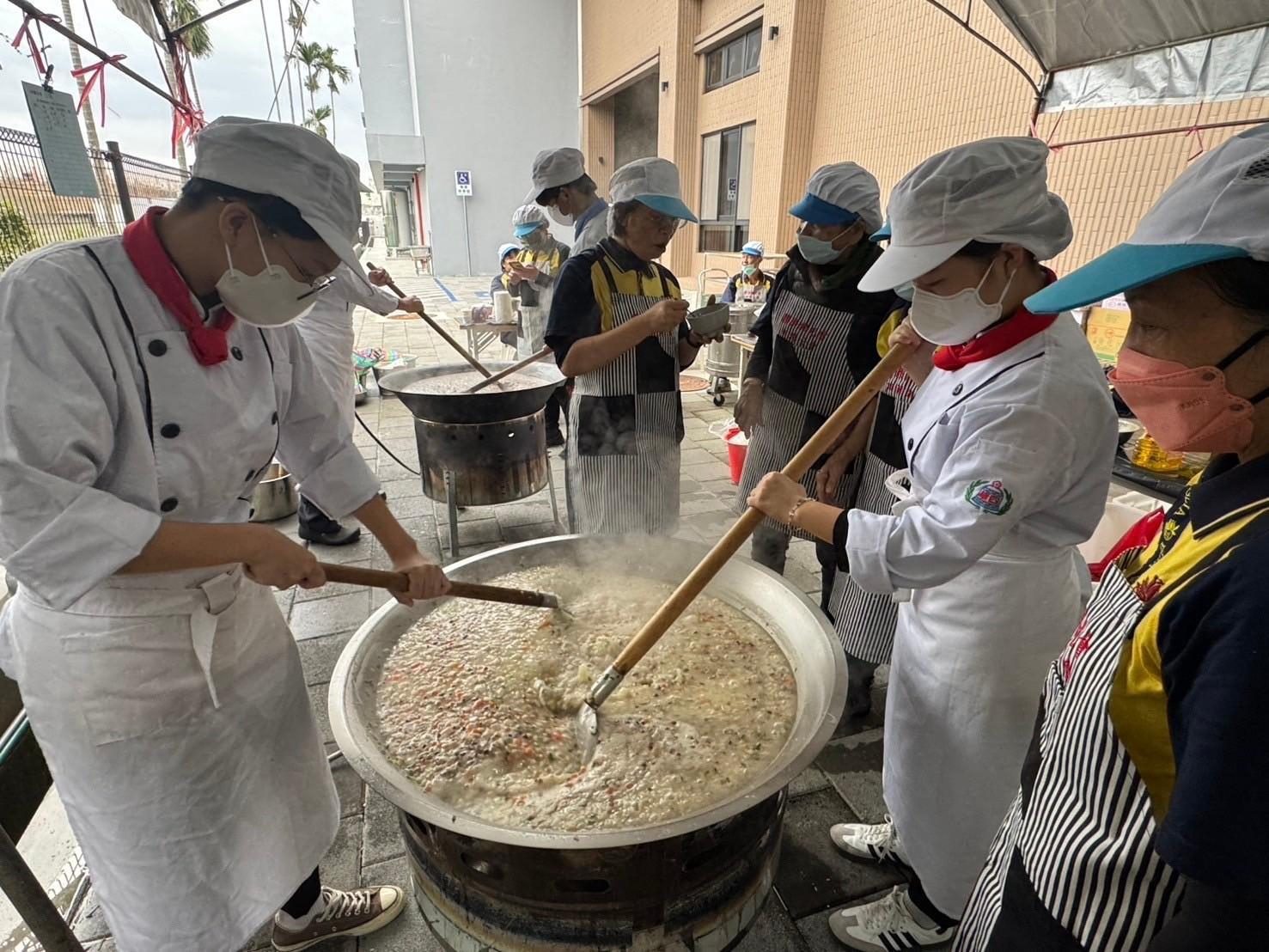 「法寶節」四維高中學子感恩知福   參與月光寺烹煮臘八粥分享美味 