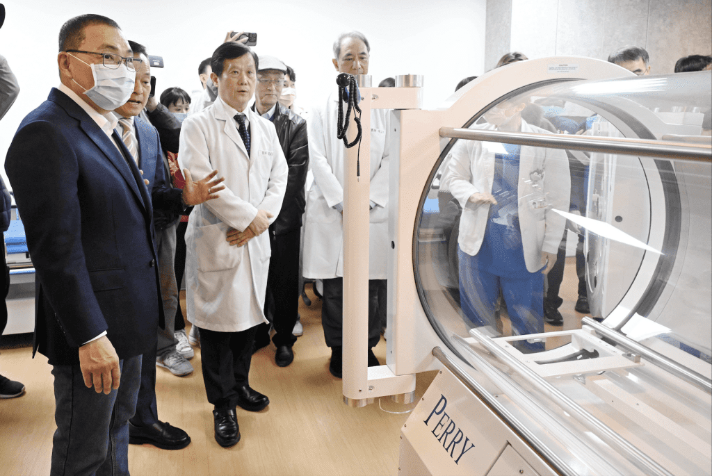 新北醫療再升級     高壓氧治療中心啟用     侯友宜：守護市民健康