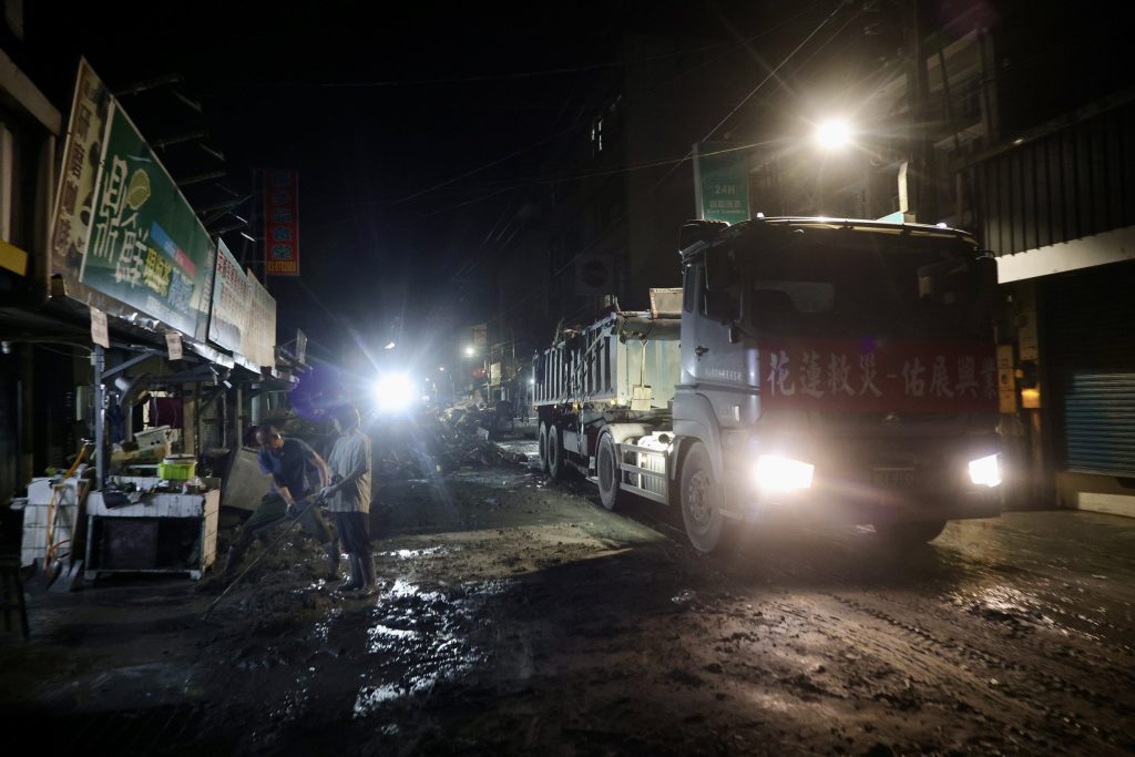 花縣府與國軍深夜趕工清淤 加速恢復光復鄉市容