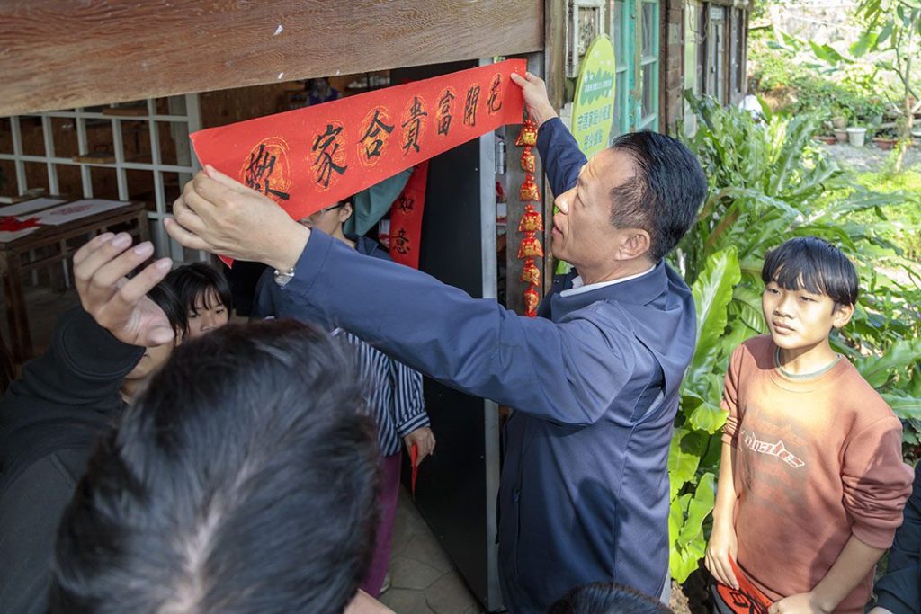 小衛星兒少據點除舊佈新　翁章梁發紅包與弱勢兒少圍爐