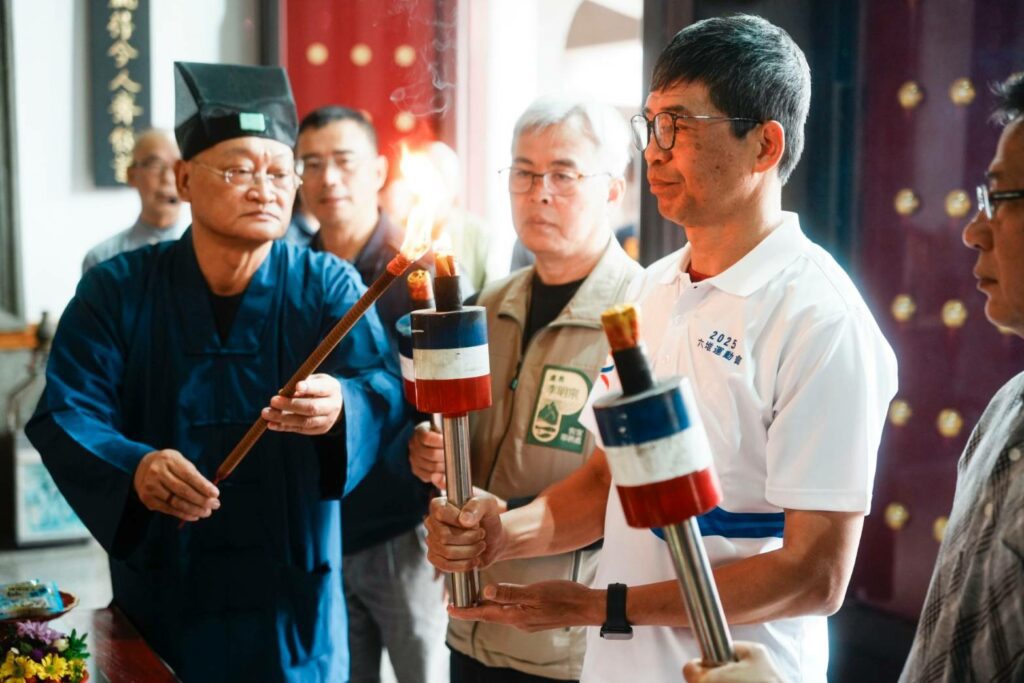 第60屆六堆運動會引燃聖火　在地民眾用單車陪同遶境客庄