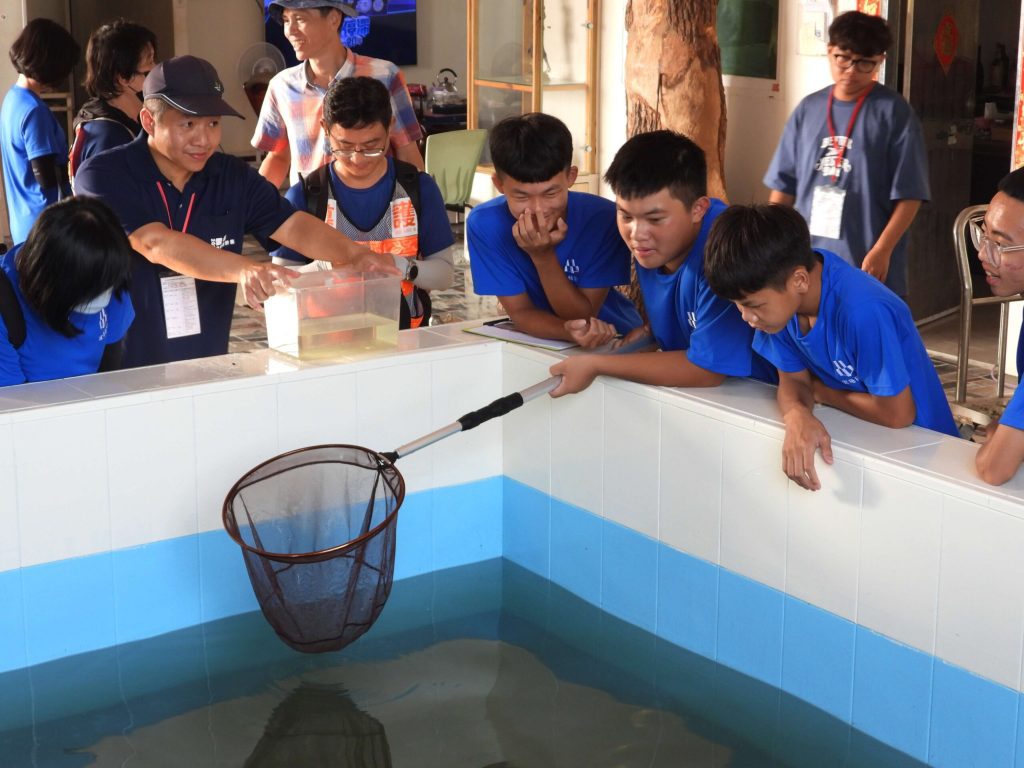 學子助成龍濕地特有魚種「成龍青鱂」搬新家　生態保育意識扎根校園