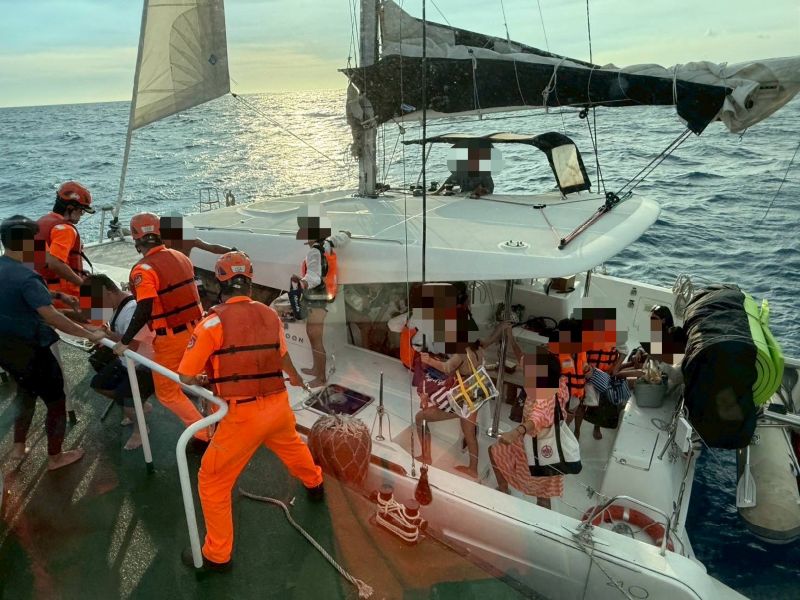 小琉球海域遊艇驚傳故障　高雄海巡疾馳救援17名遊客返港