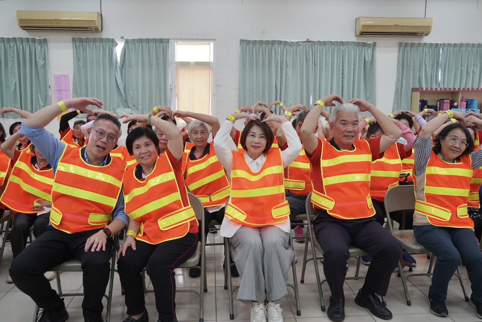 縣長周春米贈千件反光背心　守護屏東長輩代步車安全